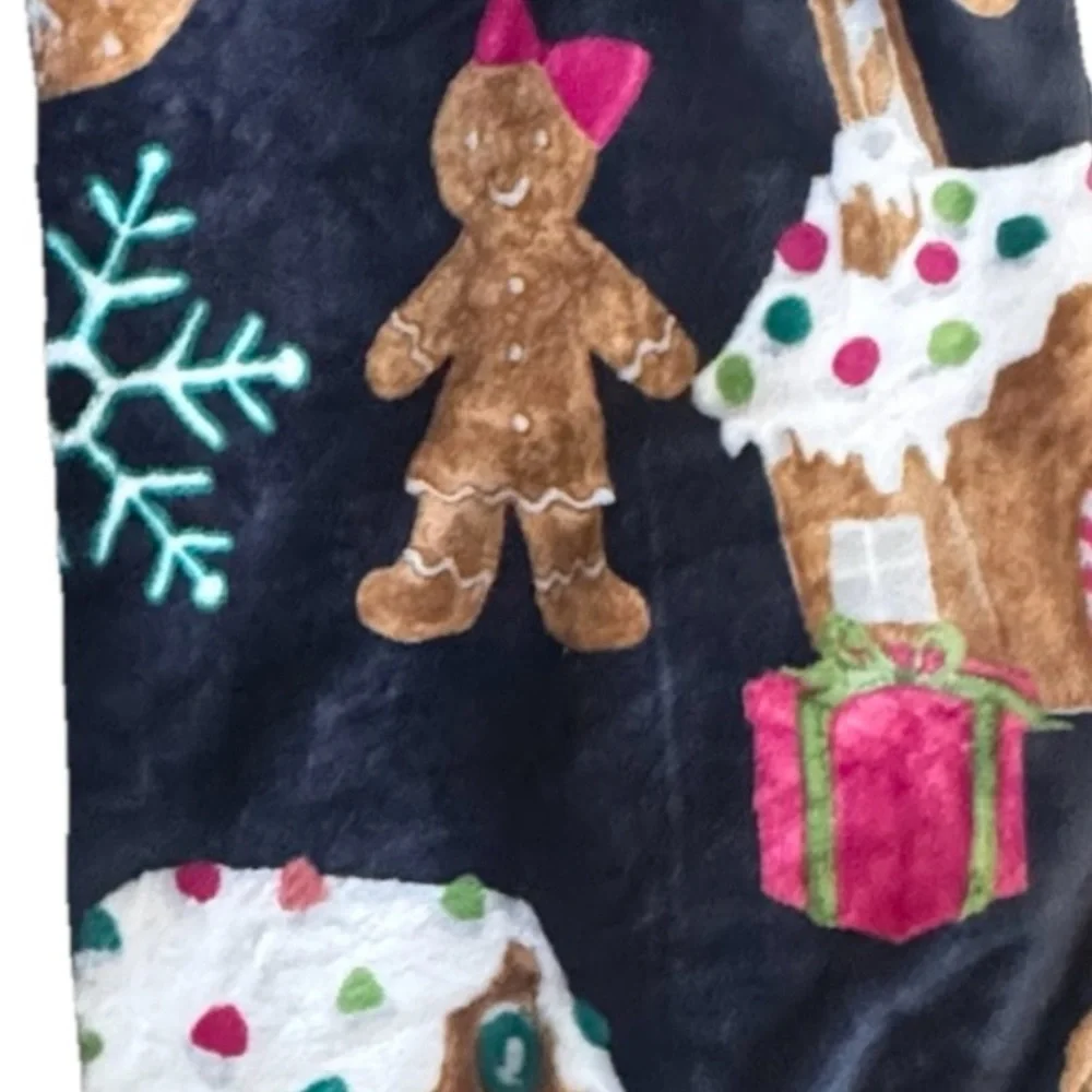 RAE DUNN PLUSH CHRISTMAS HOLIDAY THROW BLANKET w/GINGERBREAD HOUSE/MAN SNOWFLAKE